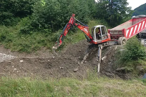 Über 43.000 Schutzbauwerke stehen in und an Wasserläufen in Südtirol, an die 30.000 davon sind Sperren und mehr als 14.300 Schutzmauern, dazu kommen 110 Kilometer Lawinenschutzbauten (im Bild Arbeiten im Unser-Frau-Bach im Sommer 2021). (Foto: LPA/Landesamt für Wildbach- und Lawinenverbauung West)