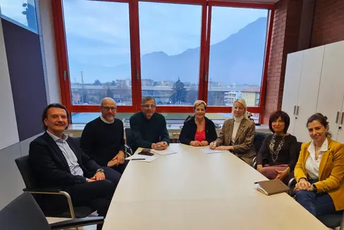 Rafforzare l'apprendistato nel contesto del tessuto sociale altoatesino. Nella foto (da sinistra), il Sovrintendente scolastico Vincenzo Gullotta, Franco Ramaroli, Giuseppe Delpero, Stella Falcomatà, Elena Barbierato, Patrizia Gamper e Lorena Palanga. (Foto: CNA)