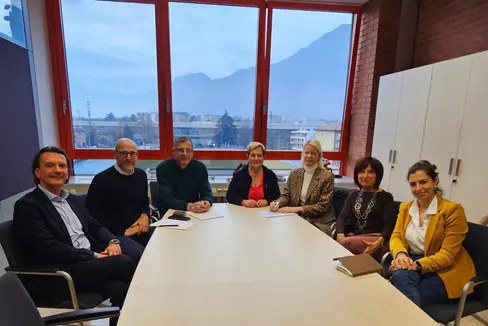 Rafforzare l'apprendistato nel contesto del tessuto sociale altoatesino. Nella foto (da sinistra), il Sovrintendente scolastico Vincenzo Gullotta, Franco Ramaroli, Giuseppe Delpero, Stella Falcomatà, Elena Barbierato, Patrizia Gamper e Lorena Palanga. (Foto: CNA)