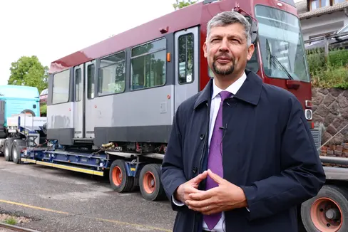 Mobilitätslandesrat Daniel Alfreider: Wir konnten bewährtes Rollmaterial und wichtige technische Ausrüstungen zu einem symbolischen Preis erwerben, den Fuhrpark verstärken und den Service konkret verbessern. Es ist eine wirtschaftlich verantwortungsvolle, nachhaltige und zukunftsorientierte Lösung. (Foto: LPA/STA/Ivan Brentegani)