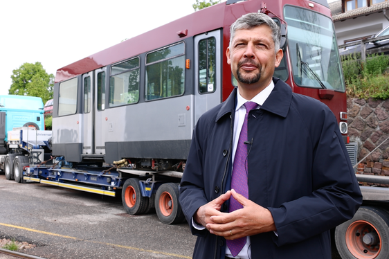 Mobilitätslandesrat Daniel Alfreider: Wir konnten bewährtes Rollmaterial und wichtige technische Ausrüstungen zu einem symbolischen Preis erwerben, den Fuhrpark verstärken und den Service konkret verbessern. Es ist eine wirtschaftlich verantwortungsvolle, nachhaltige und zukunftsorientierte Lösung. (Foto: LPA/STA/Ivan Brentegani)