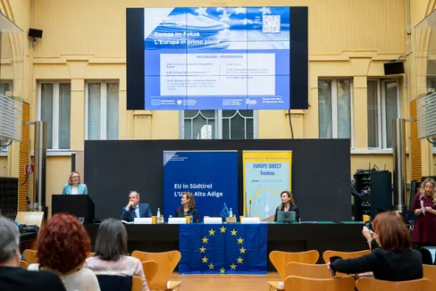 Nella foto da sinistra l'assessora provinciale Magdalena Amhof, Francesco Pancheri, dirigente dell'Umse Europa della Provincia autonoma di Trento, Martha Gärber, direttrice della Ripartizione Europa della Provincia autonoma di Bolzano, e la docente universitaria Stefania Baroncelli alla formazione per giornalisti sul tema delle istituzioni europee. (Foto: USP/Fabio Brucculeri)