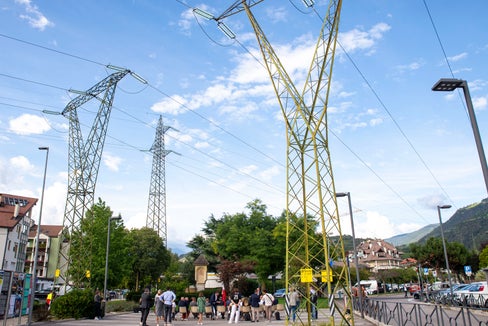 Unter Strommasten in Milland wurde die Umsetzungsvereinbarung unterzeichnet. (Foto: LPA/Fabio Brucculeri)