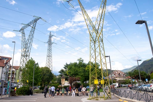 Unter Strommasten in Milland wurde die Umsetzungsvereinbarung unterzeichnet. (Foto: LPA/Fabio Brucculeri)