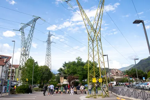 Unter Strommasten in Milland wurde die Umsetzungsvereinbarung unterzeichnet. (Foto: LPA/Fabio Brucculeri)