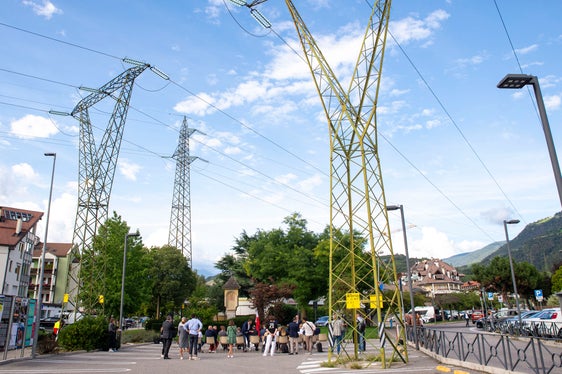 Oggi l'accordo di attuazione è stato firmato sotto i tralicci dell'alta tensione a Millan. (Foto: ASP/Fabio Brucculeri)