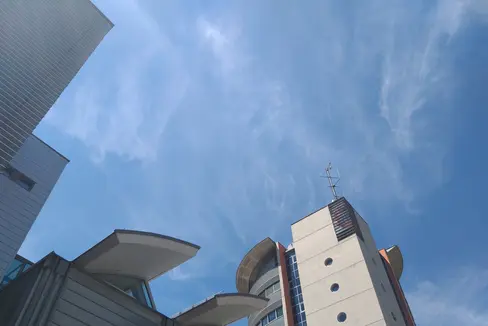 Sono attualmente interessati da problemi tecnici principalmente i sistemi telefonici o parti di essi della Centrale provinciale di segnalazione del traffico, della Centrale provinciale di emergenza, della Centrale del Corpo permanente dei Vigili del fuoco e del Servizio radio provinciale. Non ci sono limitazioni per la popolazione per quanto riguarda le chiamate di emergenza. Nella foto, la sede dell'Agenzia per la Protezione civile, in viale Druso a Bolzano, dove hanno sede le centrali. (Foto: USP/Maja Clara)