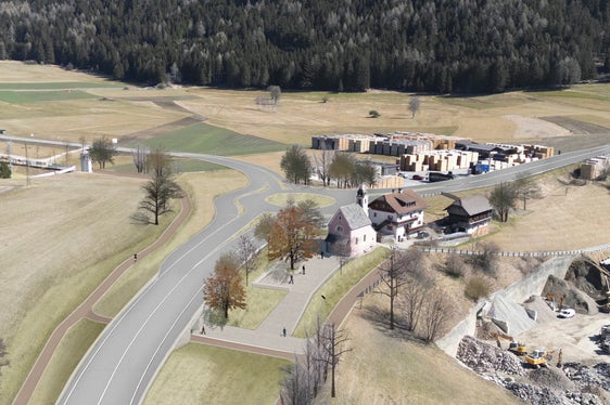 Nachher: Situation an der Kreuzung der Pustertaler Staatsstraße mit der Landesstraße ins Antholzertal mit einem Kreisverkehr und Bypass, durch den beim bestehenden Kirchlein ein freier Platz und Treffpunkt für die Bürgerinnen und Bürger entsteht. (Rendering: Landesabteilung Tiefbau)