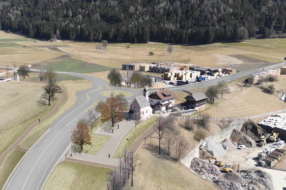 Dopo: situazione dell'incrocio tra la strada statale della Val Pusteria e la strada provinciale della valle d'Anterselva con una rotatoria e un bypass, che creeranno uno spazio aperto e un luogo di incontro per i cittadini presso la chiesetta esistente. (Rendering: Ripartizione Infrastrutture)