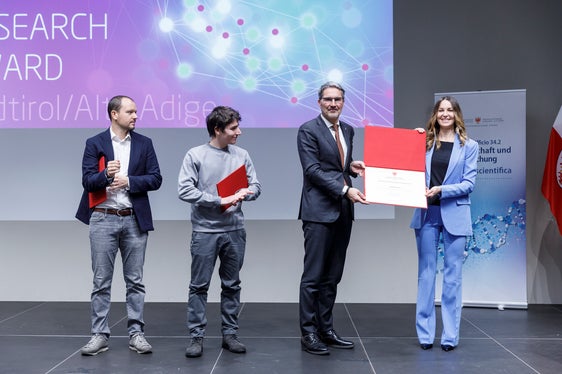 Die aus dem Sarntal stammende und in Chemnitz und Brixen lehrende Brabara Gross hat für ihre Forschungsarbeit im Bereich der interkulturellen Pädagogik den Junior Research Award Südtirol erhalten. Besondere Erwähnungen gab es für Marco Mina (ganz links) und Alan Ianeselli. (Foto: LPA/Tiberio Sorvillo)