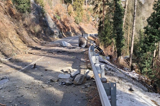 Große Felsbrocken liegen nach einem Steinschlag auf der Landesstraße zwischen Mühlbach und Meransen und machen die Fahrbahn unpassierbar. Die Pustertalbahn verläuft direkt unterhalb der Straße und ist aus Sicherheitsgründen ebenfalls gesperrt. (Foto: Straßendienst)