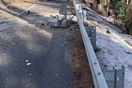 Si sta attualmente valutando il pendio nel punto della frana e sono in corso di organizzazione le misure di sicurezza necessarie. (Foto: USP/Ripartizione Servizio strade)