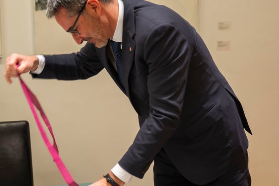 Un dono particolare per il presidente Kompatscher: le spore del nuovo fungo Tyroliella sotto vetro in veste di opera d'arte (Foto: ASP/Fabio Brucculeri)