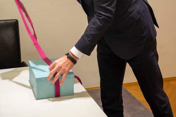 Ein besonderes Kunstwerk für Landeshauptmann Kompatscher: Die Sporen einer neu entdeckten Pilzart namens Tyroliella als Glaskunstwerk (Foto: LPA/Fabio Brucculeri)