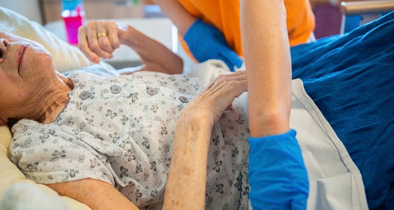 Um private Pflegerinnen und Pfleger oder pflegende Angehörige zu entlasten, bieten Südtirols Seniorenwohnheime Kurzzeitpflegebetten an. (Foto: LPA/Claudia Corrent)