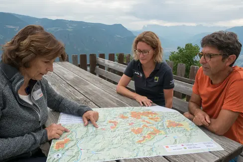 L'assessora Hochgruber Kuenzer (a sinistra nella foto): Alla base di questo progetto c’è la volontà di promuovere una più approfondita conoscenza delle Dolomiti patrimonio mondiale Unesco (Foto: ASP)