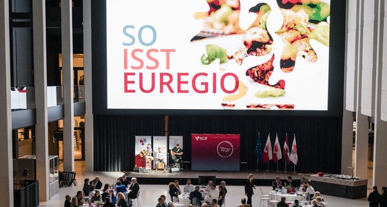 „Nscila maia Euregio“: te chësta publicazion à la jënt unida adalerch pudù ti dé na udleda a rezetes raiuneles dl Tirol, Südtirol y dl Trentin, cun cunsëies de jites y de servijes. Sun la foto: la festa cun duc i partezipanc pra l pruiet ai 7 de mei 2025 a Bulsan (Foto: USP/Bernhard Aichner).