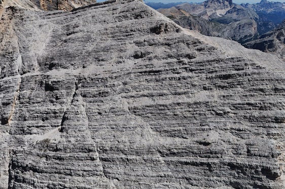 Die Felswand am Col Toronn mit dem Höhleneingang in der Bildmitte. (Foto: LPA/Amt für Archäologie)