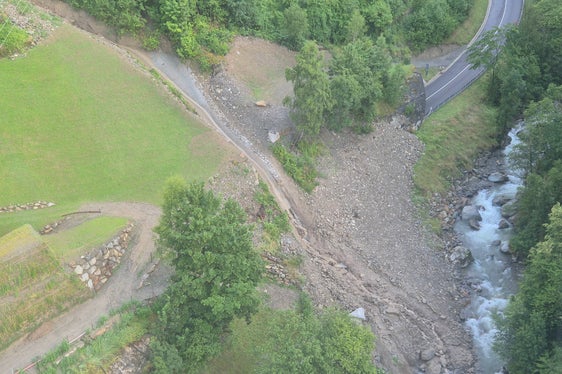 Lungo il rio Glor a Senales sono stati interrotti una strada forestale e l'accesso al maso Saxalbhof. (Foto: USP/Ufficio Sistemazione bacini montani ovest/Roland Gufler)