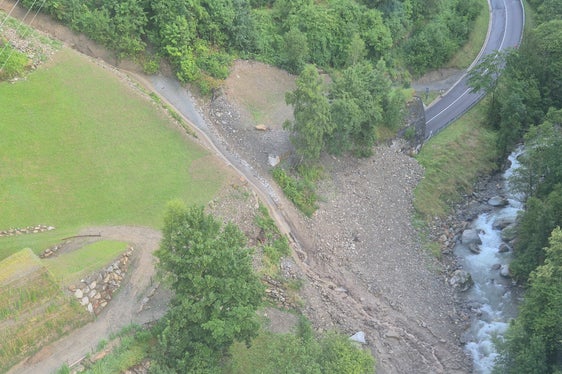 Lungo il rio Glor a Senales sono stati interrotti una strada forestale e l'accesso al maso Saxalbhof. (Foto: USP/Ufficio Sistemazione bacini montani ovest/Roland Gufler)