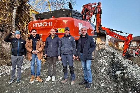 Bei der heutigen Baustellenbesichtigung (v.l.): Direktor des Funktionsbereichs Wildbachverbauung Fabio De Polo, Bürgermeister Peter Gasser, Vizebürgermeister Helmut Verginer, Vorarbeiter Patrick Lanthaler, Landesrat Arnold Schuler. (Foto: LPA/Agentur für Bevölkerungsschutz)