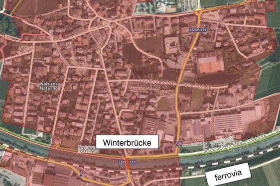 Il Winterbrücke (in rosso) lungo la SP111 (in giallo), con la linea ferroviaria della Venosta e zona per insediamenti produttivi
con i magazzini delle cooperative dei frutticoltori (Foto: Ripartizione Infrastrutture)