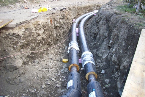 La rete di teleriscaldamento e teleraffrescamento dell'Alto Adige sarà ulteriormente ampliata: per la costruzione delle relative condutture sono disponibili cinque milioni di euro del Fondo europeo di sviluppo regionale (Fesr 2021-2027). (Foto: ASP/Ripartizione Europa)