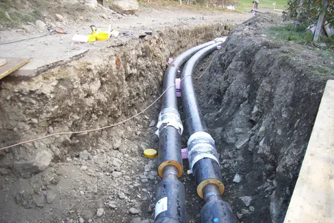 La rete di teleriscaldamento e teleraffrescamento dell'Alto Adige sarà ulteriormente ampliata: per la costruzione delle relative condutture sono disponibili cinque milioni di euro del Fondo europeo di sviluppo regionale (Fesr 2021-2027). (Foto: ASP/Ripartizione Europa)