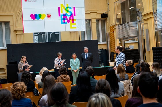 La formazione di base 2025/2026 per i nuovi dipendenti provinciali si è conclusa il 14 maggio a Palazzo Widmann a Bolzano con la consegna degli attestati da parte dell'assessora Magdalena Amhof (terza da sinistra) e del direttore generale Alexander Steiner (quarto da sinistra). (Foto: USP/Fabio Brucculeri)