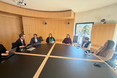 Sie möchten die selbstständige Mobilität von blinden und sehbehinderten Menschen im Alltag erleichtern (von links): Elisabeth Stampfer (Leiterin der Abteilung Kommunikation und Stakeholder Management SASA AG), Martin Vallazza (Direktor der Abteilung Infrastruktur und Mobilität), Ruggero Rossi de Mio (Generaldirektor SASA AG), Astrid Kofler (Präsidentin SASA SpA) und für den Blinden- und Sehbehindertenverband Südtirol Cristiana Cattoi (Vorstandsmitglied), Ines Mair (Präsidentin) und Dana Ponticello (Sekretariat Blinden- und Sehbehindertenverband). (Foto: LPA/Bruno Benedetto)