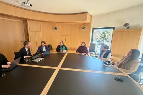 Sie möchten die selbstständige Mobilität von blinden und sehbehinderten Menschen im Alltag erleichtern (von links): Elisabeth Stampfer (Leiterin der Abteilung Kommunikation und Stakeholder Management SASA AG), Martin Vallazza (Direktor der Abteilung Infrastruktur und Mobilität), Ruggero Rossi de Mio (Generaldirektor SASA AG), Astrid Kofler (Präsidentin SASA SpA) und für den Blinden- und Sehbehindertenverband Südtirol Cristiana Cattoi (Vorstandsmitglied), Ines Mair (Präsidentin) und Dana Ponticello (Sekretariat Blinden- und Sehbehindertenverband). (Foto: LPA/Bruno Benedetto)