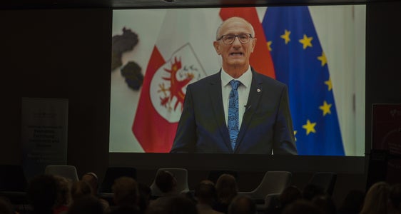 Tirols Landeshauptmann Anton Mattle in einer Videobotschaft Der Museumstag als jährliche Möglichkeit, Herausforderungen der Museumsarbeit in der Euregio zu diskutieren (Foto: LPA/Patrizia Corriero)