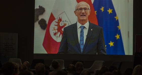 Il presidente del Land Tirol Anton Mattle in un videomessaggio: “La Giornata dei musei come occasione annuale per discutere le sfide del lavoro museale nell'Euregio”. (Foto: USP/Patrizia Corriero)
