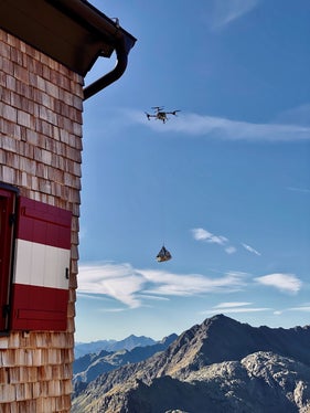 Im Sommer 2025 wurden mehrere Schutzhütten des Landes versorgt, und zwar die Berglhütte, die Payerhütte, die Teplitzerhütte und die Flaggerschartenhütte. (Foto: Flyingbasket.com)