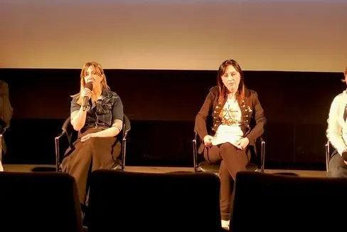 Il primario Martin Steinkasserer (nella foto, da sinistra), la presidente dell'associazione per l'endometriosi NoiConVoi, Miriam Leopizzi, Sara Critelli, una donna affetta da endometriosi, e la conduttrice Veronika Rabensteiner hanno parlato dell'endometriosi. (Foto: USP/Servizio donna)