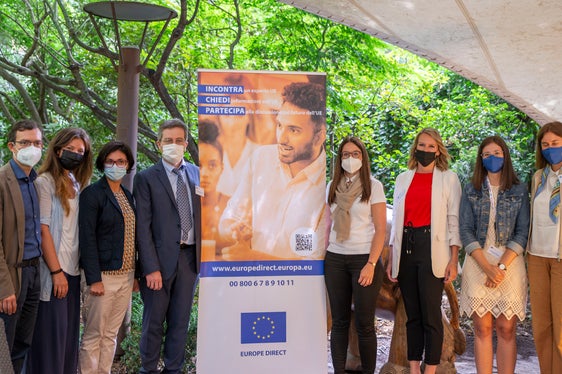 Il team del Fondo Sociale Europeo ha presentato il suo progetto: dx Peter Gamper (FESR), Petra Tamanini (FESR), Petra Sevvi (Europe Direct), Paolo Barbiero (Europe Direct), Sabine Lamprecht (Interreg Italia-Austria), Claudia Weiler (FSE), Katharina Thurin (Europe Direct) e la direttrice Martha Gärber (Foto: LPA/Igor Cocca)