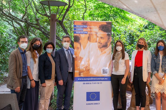 Il team del Fondo Sociale Europeo ha presentato il suo progetto: dx Peter Gamper (FESR), Petra Tamanini (FESR), Petra Sevvi (Europe Direct), Paolo Barbiero (Europe Direct), Sabine Lamprecht (Interreg Italia-Austria), Claudia Weiler (FSE), Katharina Thurin (Europe Direct) e la direttrice Martha Gärber (Foto: LPA/Igor Cocca)