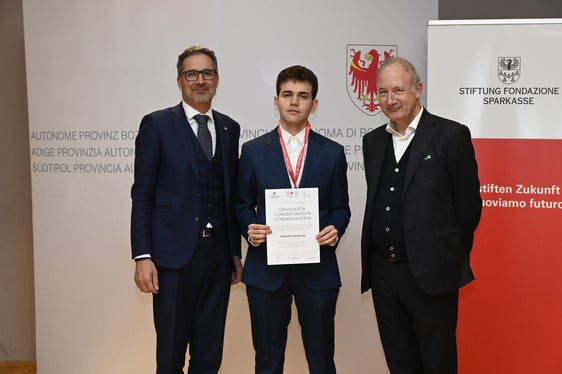 I diplomati, come Manuel Urmacher (al centro) di Merano, hanno avuto l'opportunità di scattare una foto ricordo con il presidente Arno Kompatscher (a sinistra) e il presidente della Fondazione Cassa di Risparmio Stefan Pan.
(Foto: Fondazione Cassa di Risparmio/Ochsenreiter)