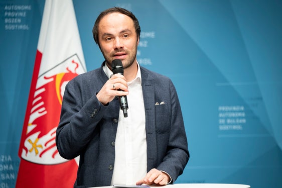 In tempi come questi è necessario sensibilizzare l'opinione pubblica sull'importanza dell'istruzione per l'intera società e promuovere iniziative come le Giornate dell'educazione civica ha sottolineato l'assessore provinciale Philipp Achammer. (Foto: USP/Fabio Brucculeri)