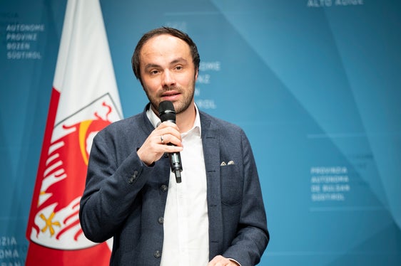 In tempi come questi è necessario sensibilizzare l'opinione pubblica sull'importanza dell'istruzione per l'intera società e promuovere iniziative come le Giornate dell'educazione civica ha sottolineato l'assessore provinciale Philipp Achammer. (Foto: USP/Fabio Brucculeri)