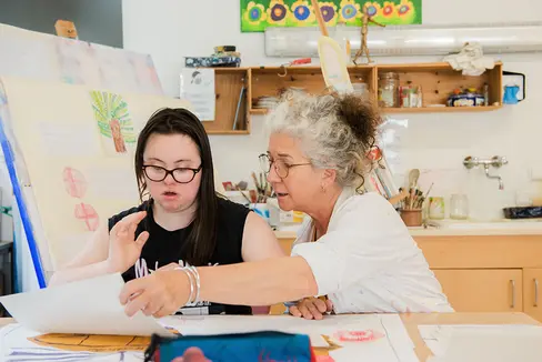 In Südtirol gibt es unterschiedliche Dienste, die Menschen mit Behinderungen dabei unterstützen ein selbstständiges Leben zu führen. Landesrätin Rosmarie Pamer erinnert in diesem Zusammenhang auch an die Wichtigkeit, Personal für die Sozialdienste zu finden – und zu halten. (Foto: LPA/Claudia Corrent)