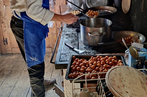 Auch die Almküche und die Gästebewirtung auf der Alm waren Themen des Lehrgangs für Almpersonal. (Foto: LPA/Landesamt für Natur)