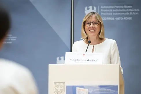 Über den Europäischen Sozialfonds Plus können wir wertvolle Projekte fördern, die neue Arbeitsplätze schaffen, die Aus- und Weiterbildung stärken und besonders jene Menschen, die mit besonderen Hürden konfrontiert sind, in den Arbeitsmarkt integrieren, erläutert EU-Landesrätin Magdalena Amhof. (Foto: LPA/Fabio Brucculeri)