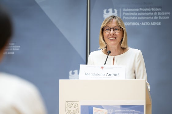 “Attraverso il Fondo sociale europeo Plus possiamo promuovere progetti di grande valore che creano nuovi posti di lavoro, rafforzano la formazione e l'aggiornamento professionale e integrano nel mercato del lavoro soprattutto quelle persone che devono affrontare ostacoli particolari”, spiega l'assessora provinciale Magdalena Amhof. (Foto: USP/Fabio Brucculeri)