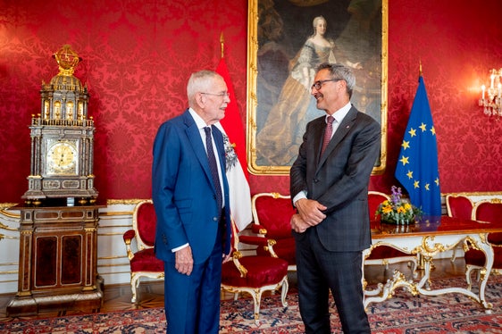Bundespräsident Alexander Van der Bellen (links) sprach mit Landeshauptmann Arno Kompatscher über die nächsten Schritte und Herausforderungen bei der Umsetzung der Autonomiereform. (Foto: HBF/Carina Karlovits)