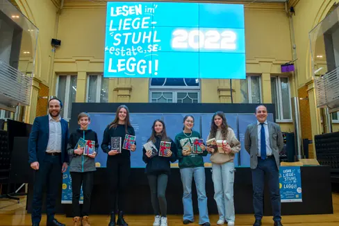 Die Landesräte Philipp Achammer und Giuliano Vettorato mit fünf der sechs Gewinnerinnen und Gewinner des Kreativpreises des Sommerlesewettbewerbs LiL. (Foto: LPA/Fabio Brucculeri)