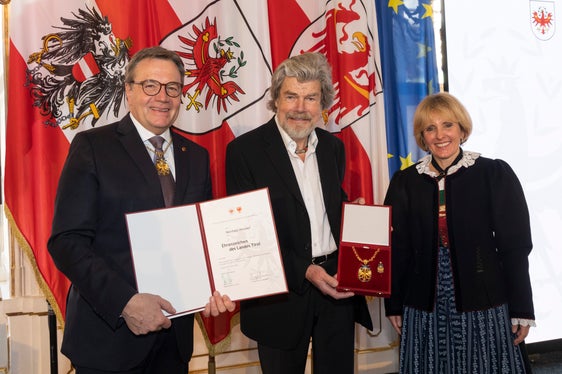 LH Platter und LH-Stellvertreterin Deeg überreichen Reinhold Messner das Ehrenzeichen des Landes Tirol (Foto: Land Tirol/Die Fotografen)