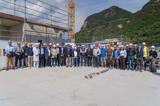 Proseguono i lavori per la studentato universitario del Polo Universitario delle Professioni Sanitarie Claudiana. Lunedì 18 maggio, in via Lorenz Böhler, si è svolta la conferenza stampa dedicata al completamento della struttura grezza dell’edificio. Un traguardo significativo che segna il completamento della fase strutturale dell’opera e il passaggio alle successive lavorazioni interne e impiantistiche del cantiere. (Foto: USP/Greta Stuefer)