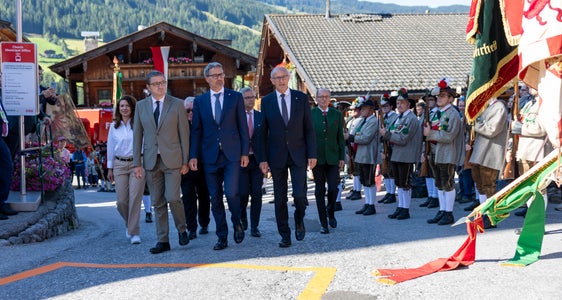 L'inaugurazione dell'European Forum Alpbach e il ricevimento tradizionale tirolese nella piazza della chiesa di Alpbach con (in prima fila da sinistra) i presidenti Maurizio Fugatti (Trentino), Arno Kompatscher (Alto Adige) e Anton Mattle (Tirolo) (Foto: Land Tirol/Sedlak)