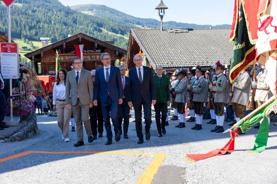 Die Eröffnung des European Forums Alpbach und der traditionelle Landesübliche Empfang am Kirchplatz in Alpbach mit (1. Reihe von links) den Landeshauptleuten Maurizio Fugatti (Trentino), Arno Kompatscher (Südtirol) und Anton Mattle (Tirol) (Foto: Land Tirol/Sedlak)